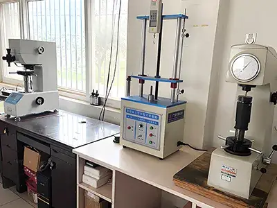 أجهزة اختبار الصلابة Vickers و Rockwell