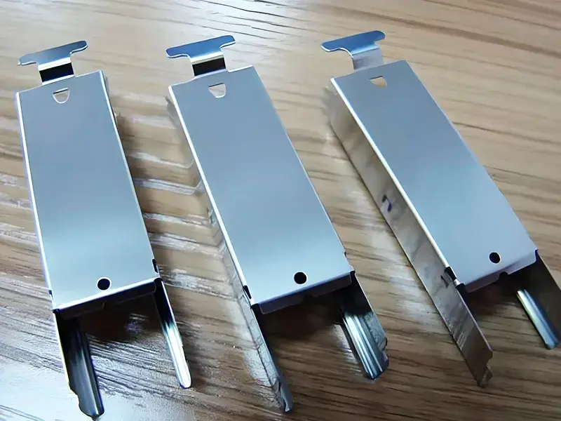 قطع من الصفائح المعدنية