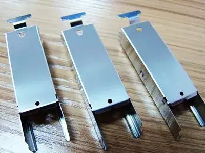 قطع من الصفائح المعدنية