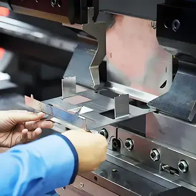 قطع من الصفائح المعدنية