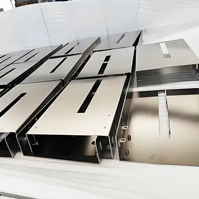 قطع من الصفائح المعدنية